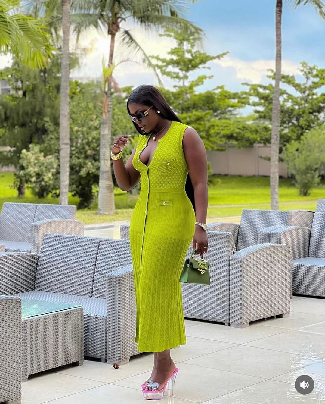 Takeer - GET A PROPER DRESS FROM US 
 
FREE SIZE
Price: 50,000 tshs

CALL/WHATSAPP: 


