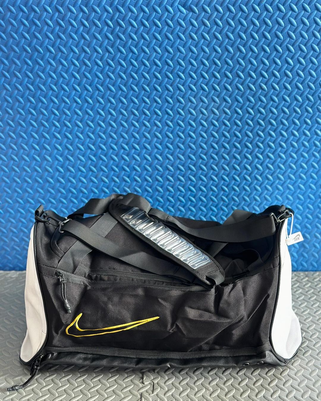 Takeer - 🧳 Gym bags kubwa 
👟with shoes private carrier 
All designs available 
ALL COLORS available 

Price :  70,000tshs 💰✅🇹🇿 

Agiza chochote  na tut...