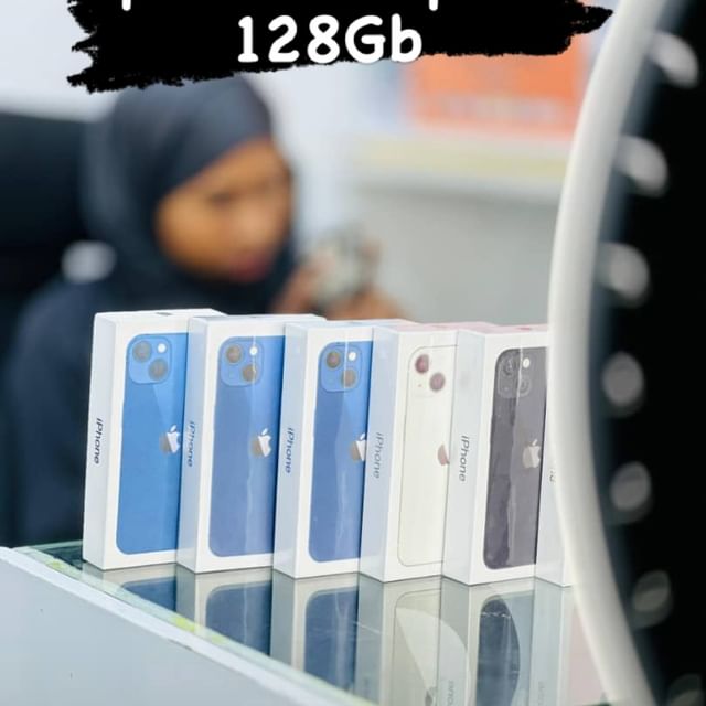 Takeer - Iphone 13 plain 
128Gb 
Bei: 1,300,000/-

Tupigie simu 
Tupo Jengo la China Plaza Kariakoo Duka namba 112