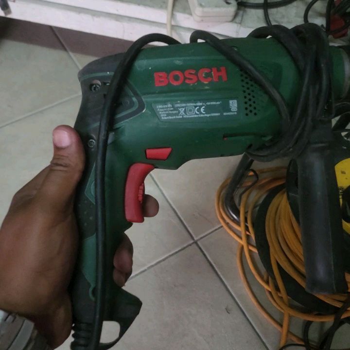 Takeer - Bosch Hammer Drill 
680W 3000RPM 13mm Chuck
Ina Reverse, Speed Adjust na Nyundo kwajili ya Ukuta
Bei 120,000 
