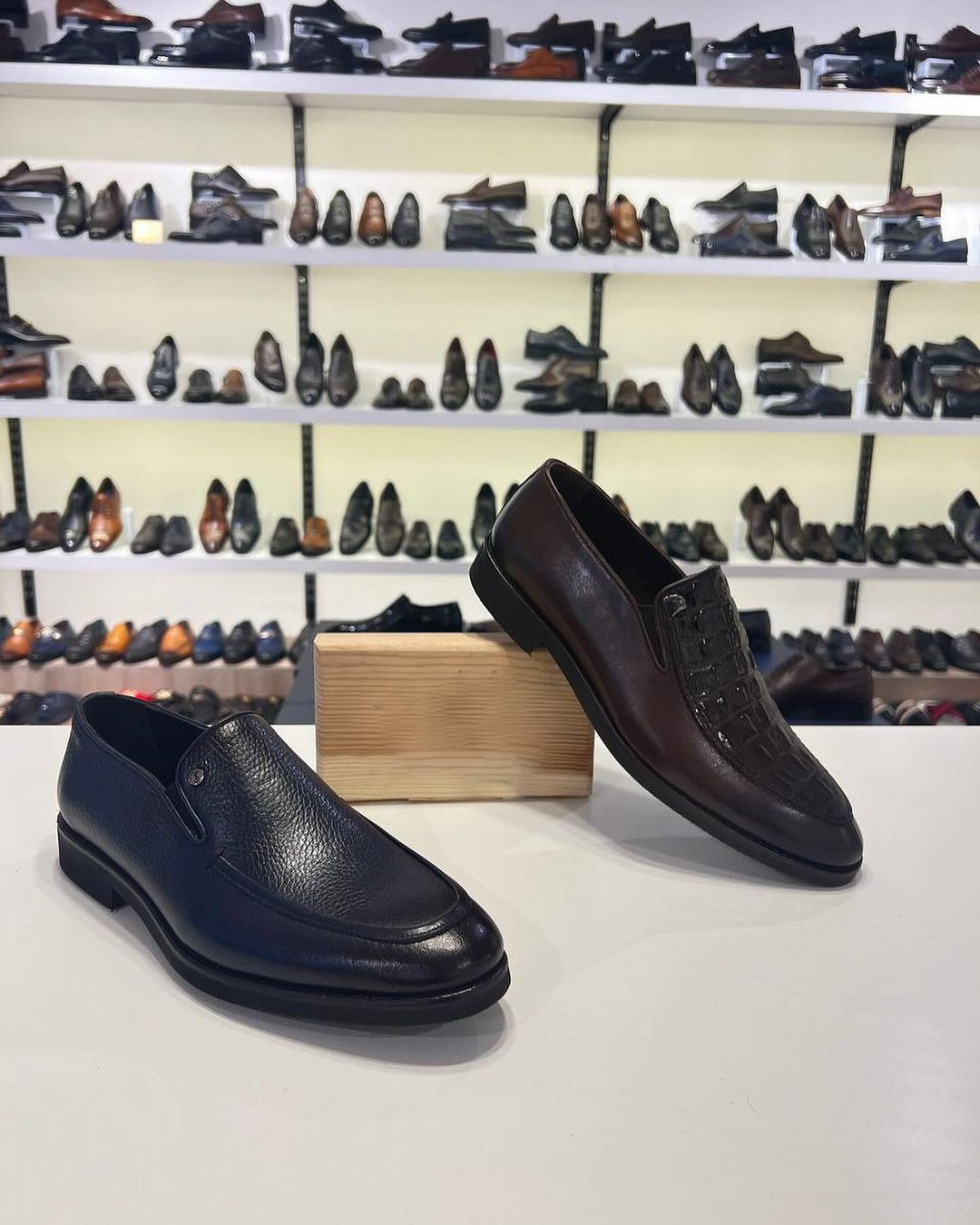 Takeer - BOSSMAN SHOES
BLACK SIZE: 39, 40, 41, 42, 43, 44, 45 & 46
BROWN SIZE: SOLD OUT ❌
Price: 235,000
Unique Design, very comfortable, Premium Quality
Ca...