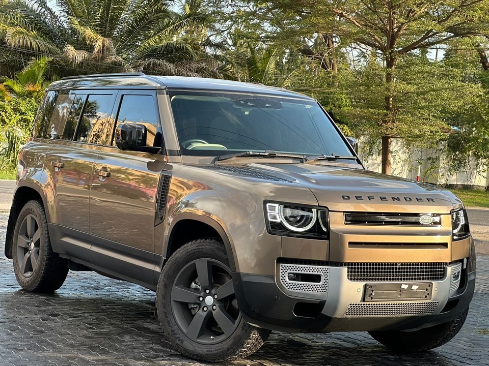 Takeer - •Bei/Price 350M🔥
•Contact •Land Rover Defender 110 1st Edition 
•Model :D220
•Year : 2022
•Cc : 3.0 Diesel
•Sun Roof ✅
•Colour : Gold 
•Mileage: 4...