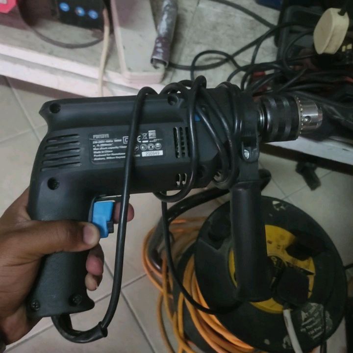 Takeer - SOLD ❌️SOLD ❌️IMEUZWA 
PowerBase UK Hammer Drill 
500W 2800RPM 13mm Chuck
Ina Reverse, Speed Adjust na Nyundo kwajili ya Ukuta.
Bei 110,