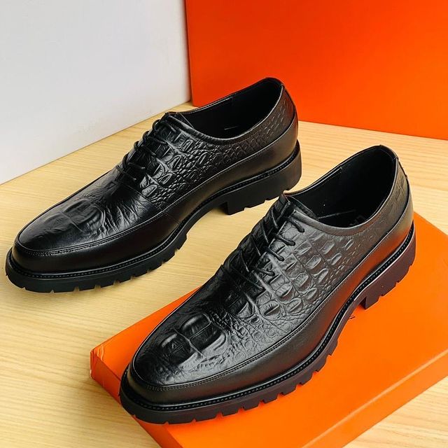 Takeer - pure leather
size 38-45
bei 130,000
dar free delivery
call/whatsapp mikoa yote tunatuma