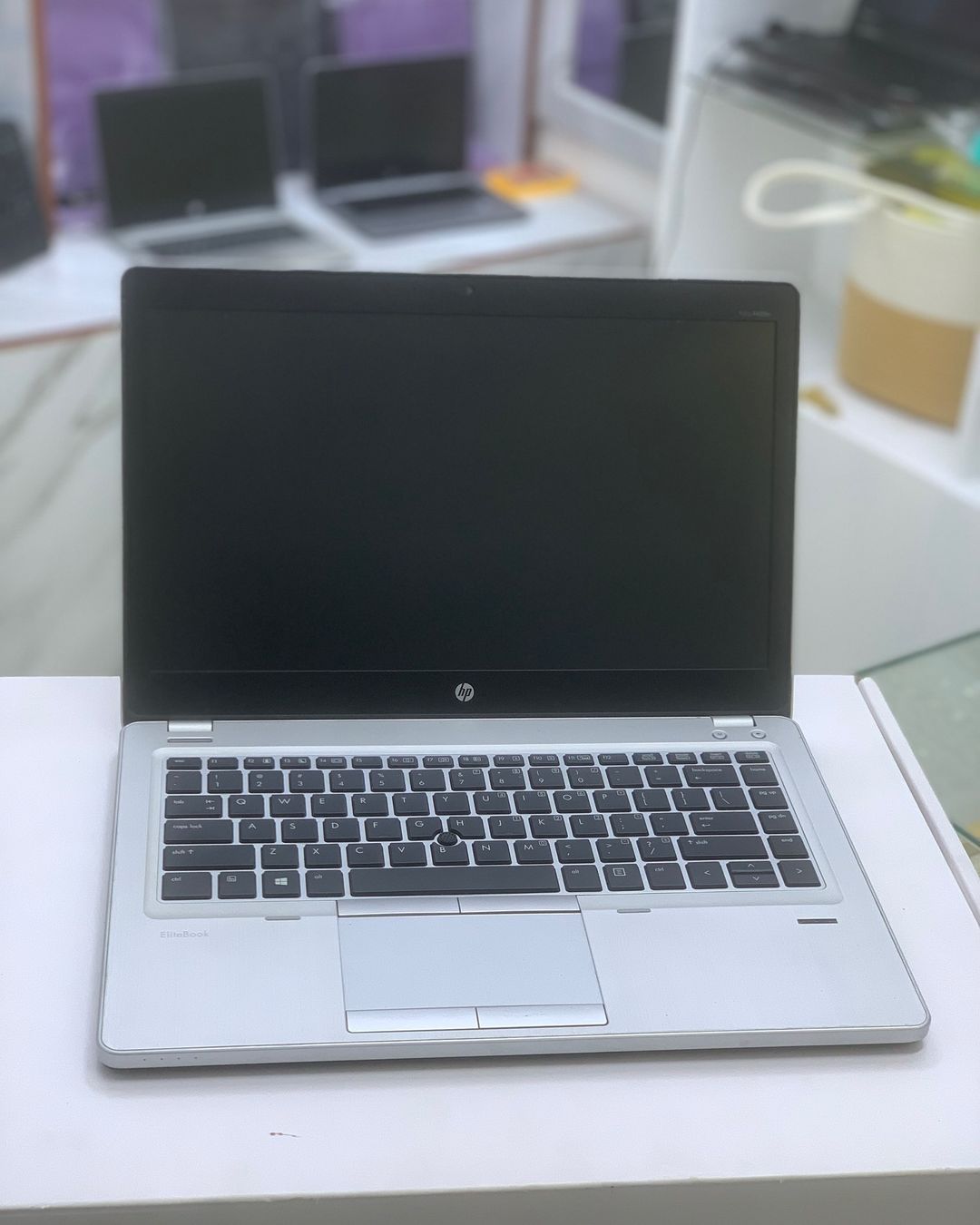 Takeer - HP elitebook folio 9470
Intel core i5
With (4 CPUs)

Ram  4gb
HDD  500gb
Very slim and portable

Display size 14” inches
Clean condition
Used lapto...