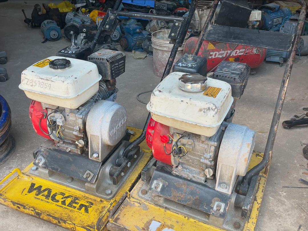 Takeer - Plate Compactors,
Zipo nyingi Karibun,
Bei : 2.6ml 
