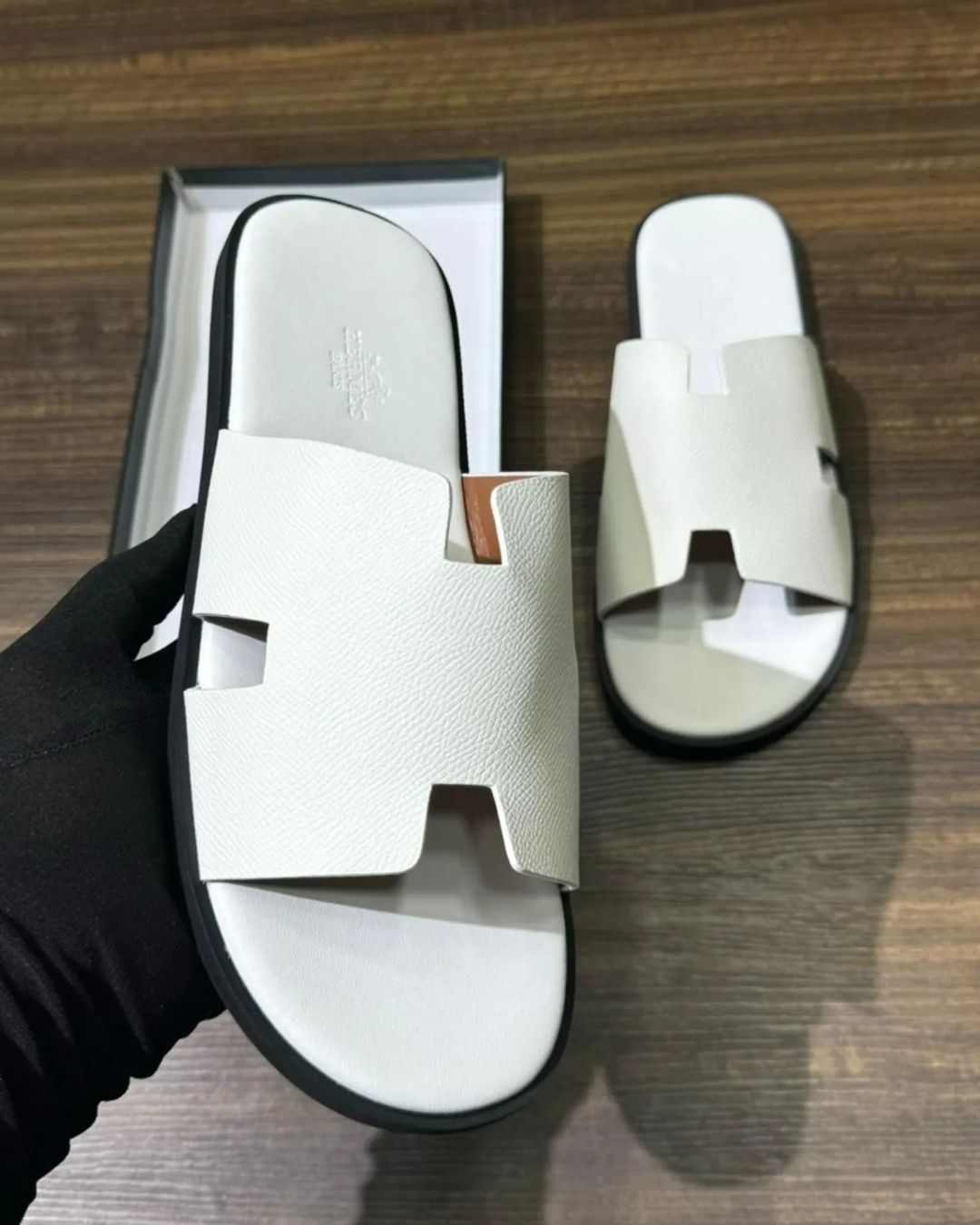 Takeer - Price/BEI 75000 tu

size ni 40 to 45

To place an order;
1.Send a direct Dm on instagram
2.Whatsapp or call 
3.Walk into our store at Congo tower k...