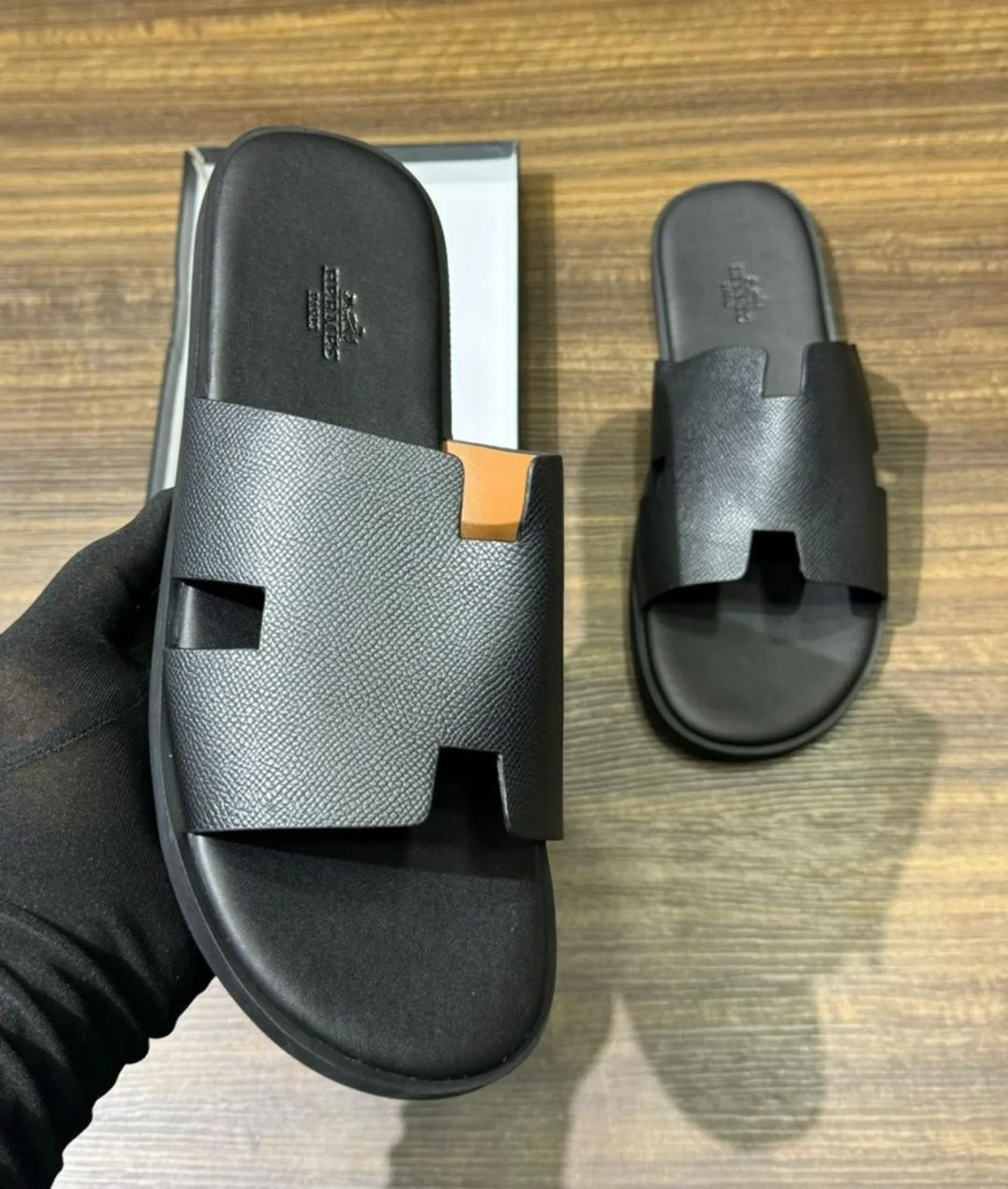 Takeer - Price/BEI 75000 tu

size ni 40 to 45

To place an order;
1.Send a direct Dm on instagram
2.Whatsapp or call 
3.Walk into our store at Congo tower k...