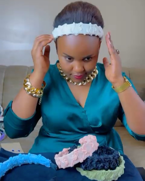 Takeer - Hellow Maboss zangu 
Tumewaletea Newstock ya Hairband🥳
Hizi hairband anaweza kuvaa mtoto na mtu mzima hazichagua umri,pia zipo katika aina tofaut ...