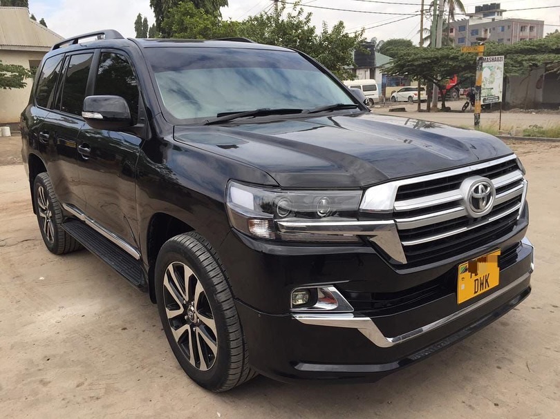 Takeer - •Bei/Price 150M🔥
•Contact •LANDCRUISER V8(DWK)
•Year 2013 upgarde 2020
•Diesel
•Colour Black
•”TRUSTED DEALER IN DAR”.