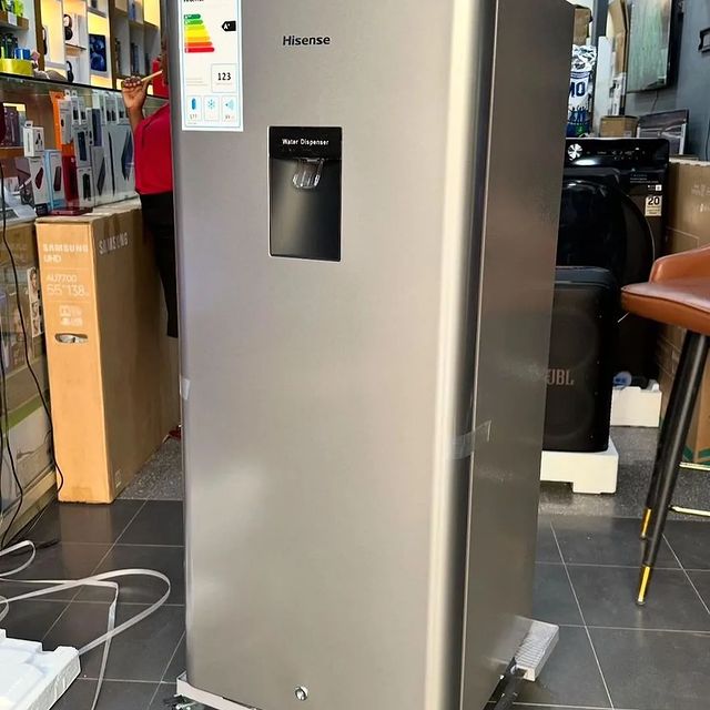 Takeer - Hisense Fridge with water dispenser 235LTRS 
4 years warranty 
Price Tshs 700,000 ni ofa
Features:
▪Finishing: 
▪A energy efficiency class 
▪Powerf...