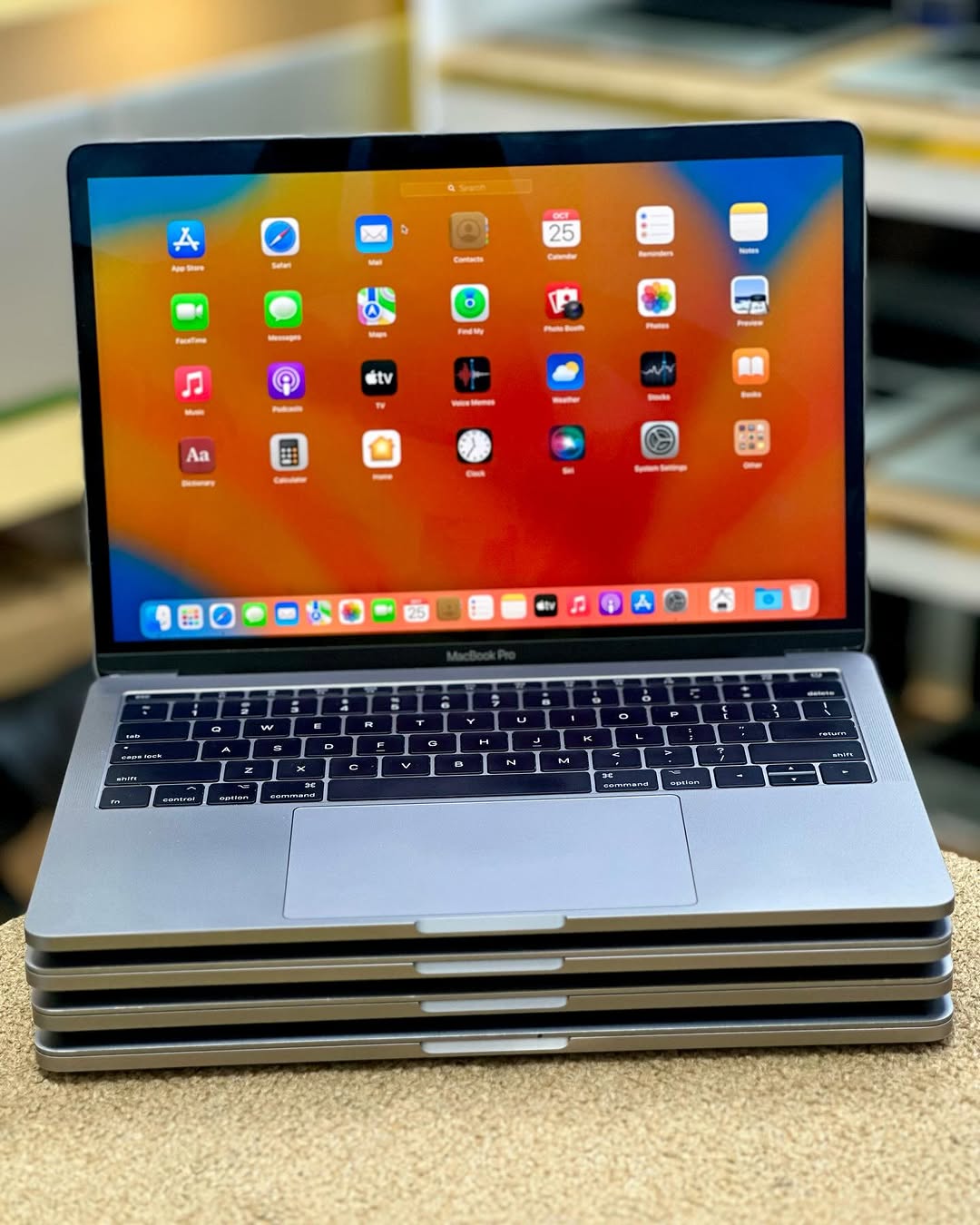 Takeer - Macbook Pro 2017 Non Touch ( Under Offer )🔥🔥
Only Price Tsh 1,200,000/= Tuuuu ..
Retina Display 
Core i7
Processor .5GHz
Storage Ssd 512 Gb
Ram 1...