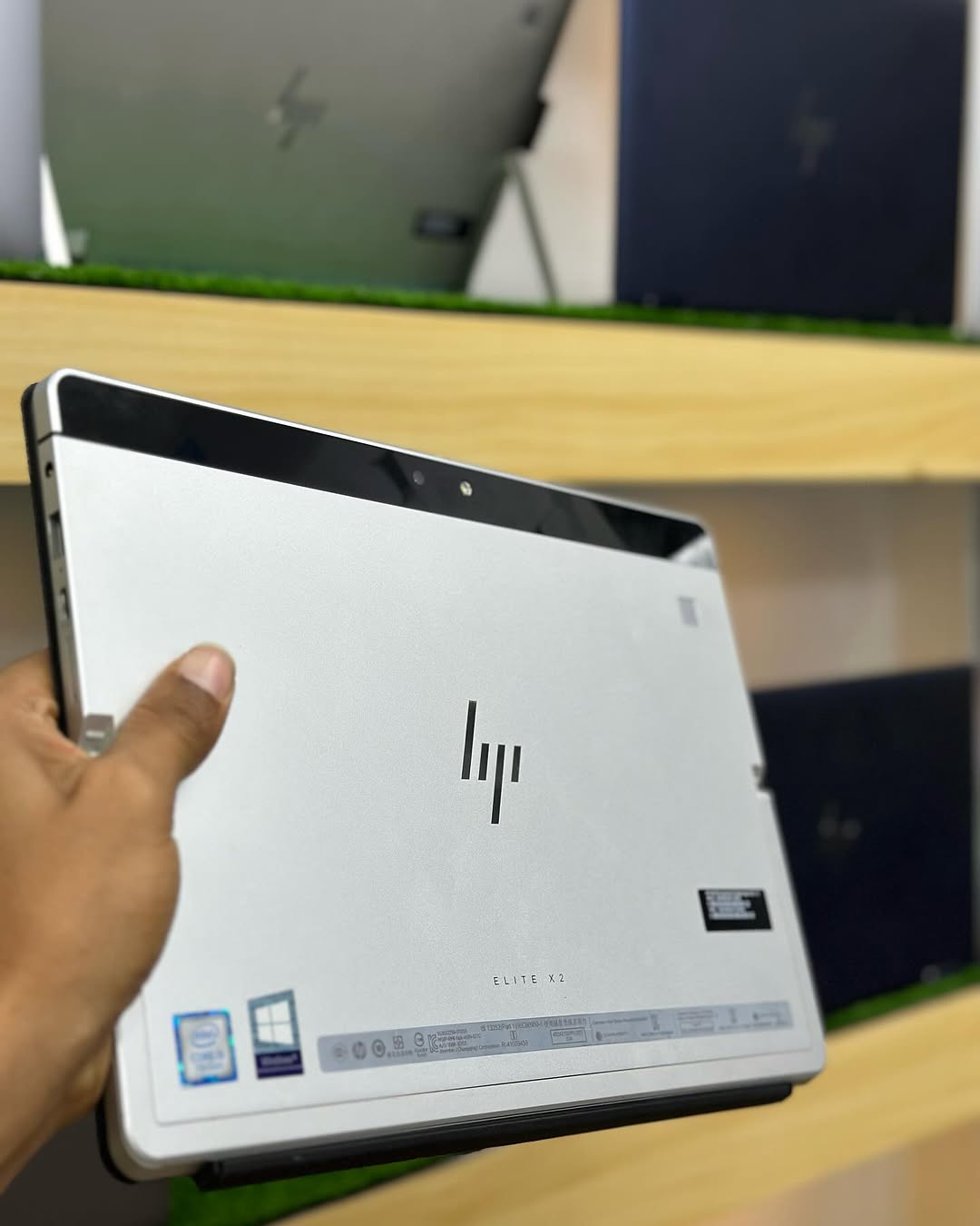 Takeer - Hp Elite x2 
Core i5
7th Gen
Ssd 256 Gb
Ram 8 Gb
Touch Screen