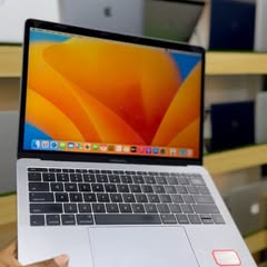 Takeer - Macbook Pro 2017 Non Touch ( Under Offer )🔥🔥
Only Price Tsh 1,200,000/= Tuuuu ..
Retina Display 
Core i7
Processor .5GHz
Storage Ssd 512 Gb
Ram 1...