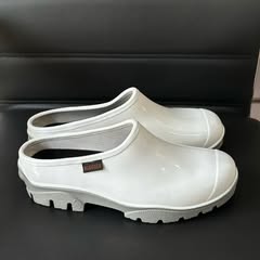 Takeer - Clog white available in different sizes 

~Don't hesitate to Dm or Call/WhatsApp 