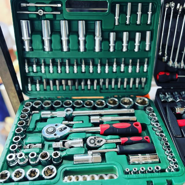 Takeer - Mechanical toolbox 
Material chrome vanadium 
Price;- 275,000
Contact;- What’s app 📱Karibuni wote.