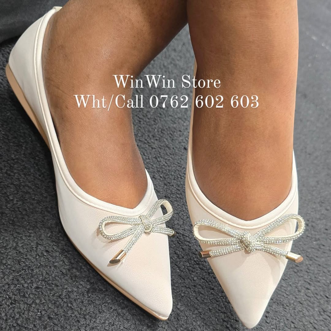 Takeer - 🚍MIKOANI TUNATUMA
🛑Rubber Sole
🩰Size 35,36,37,38,39,40,41
👛Price - 40,000/=
☎️Wht/Call 📍Loc - Kinondoni Vijana

                