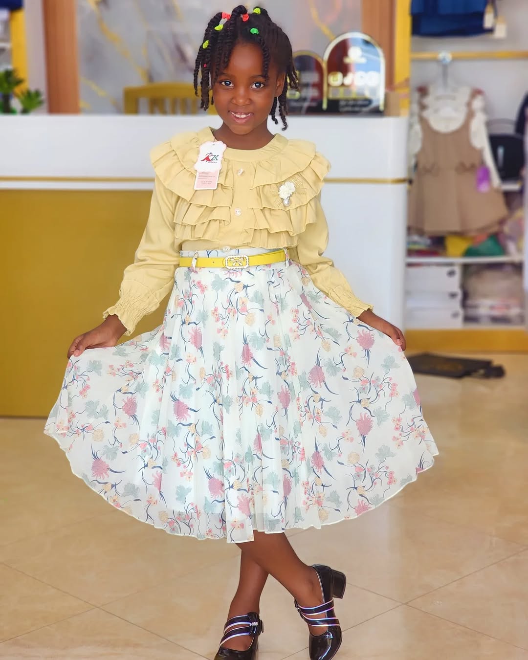 Takeer - Jaman hizi gauni ni nzuriii hadi nzuri tena cheki material ni hatari na mtoto akivaa anapendeza sana😍😍😍

Size. 10 years - 14 years 

Tunapatikan...