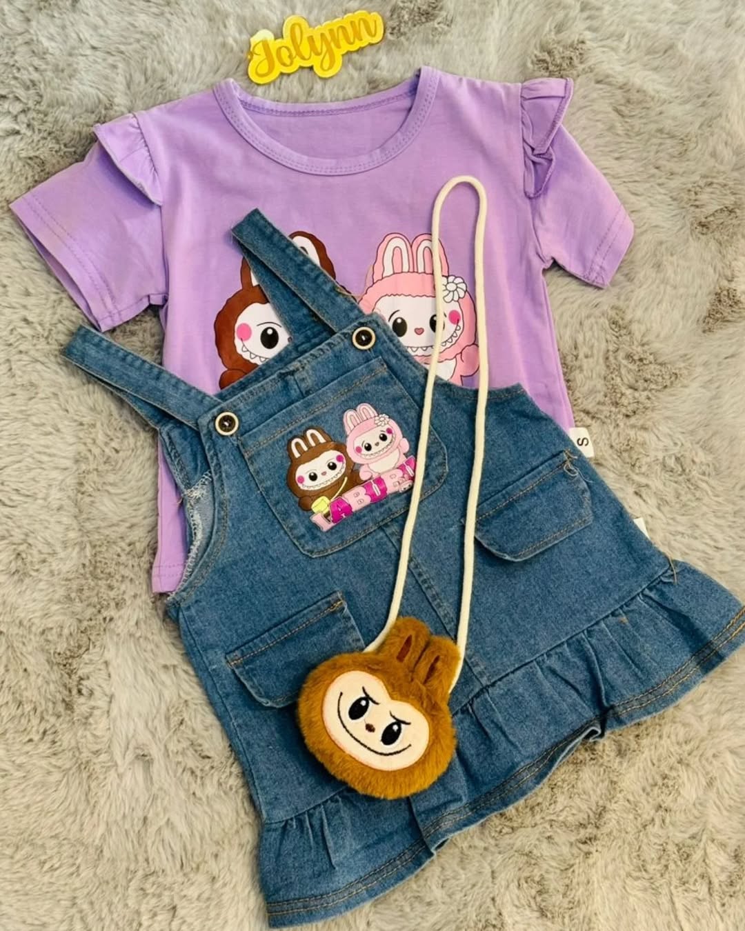 Takeer - Jaman hizi gauni ni nzuriii hadi nzuri tena cheki material ni hatari na mtoto akivaa anapendeza sana😍😍😍

Size. 1 year - 5 years
Price tshs 45,00...