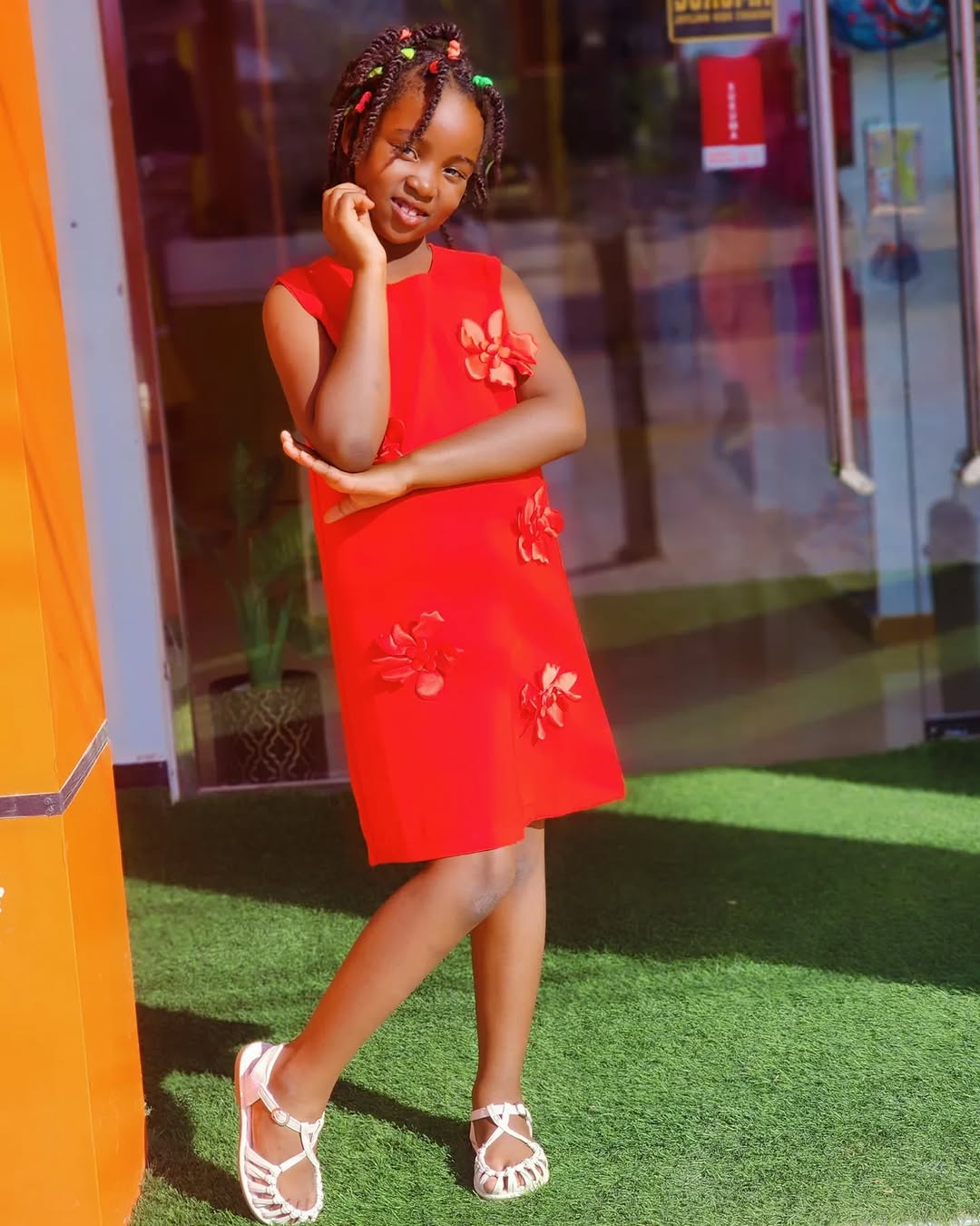Takeer - Jaman hii gauni ni nzuriii hadi nzuri tena cheki material ni hatari na mtoto akivaa anapendeza sana😍😍😍

Size. 9 years - 10 years 

Tunapatikana ...